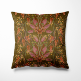 Vierkant kussen voor binnen en buiten met een sierlijke botanische print. De ondergrond is diep sepia, met een symmetrisch patroon van bladeren en bloesems in oudroze, terra, oker en zachte groentinten. Het design ademt een warme, nostalgische sfeer en voegt een verfijnd kleuraccent toe aan elk interieur of tuinmeubel.