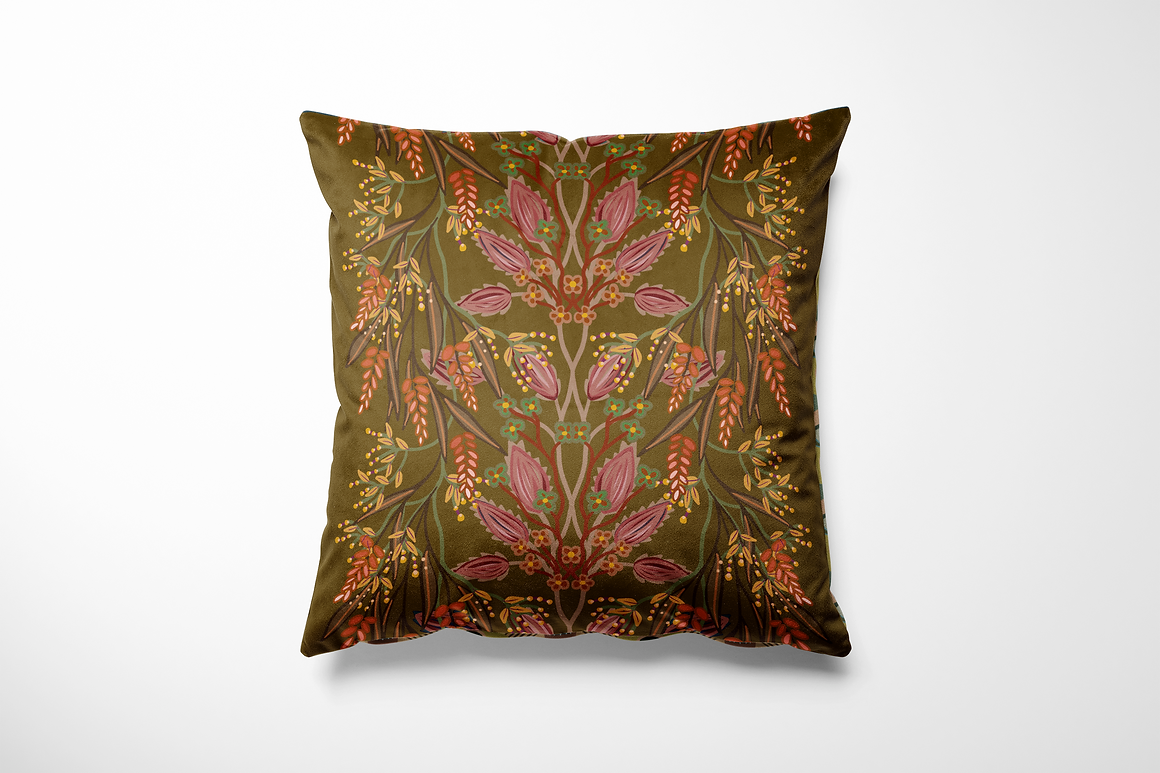 Vierkant kussen voor binnen en buiten met een sierlijke botanische print. De ondergrond is diep sepia, met een symmetrisch patroon van bladeren en bloesems in oudroze, terra, oker en zachte groentinten. Het design ademt een warme, nostalgische sfeer en voegt een verfijnd kleuraccent toe aan elk interieur of tuinmeubel.