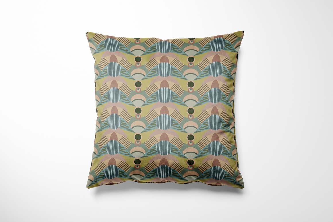 Kussen voor binnen en buiten met een grafisch retro-patroon in zachte, gedempte kleuren. De print combineert ronde en geometrische vormen in tinten als saliegroen, lichtblauw, bruin, beige en zachtroze, geïnspireerd op een Frans ontbijt met een vleugje art deco. Een subtiele en stijlvolle blikvanger voor binnen én buiten.