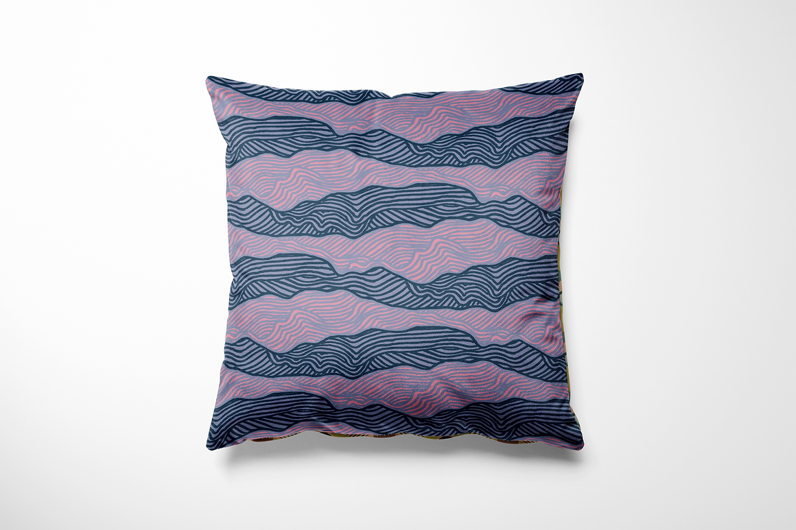 Kussen voor binnen en buiten met een golvend lijnenspel in diepblauw en paarsroze tinten. De abstracte print doet denken aan zee of landschap in beweging en geeft een rustige, moderne uitstraling aan je interieur of tuinmeubel. Gemaakt van sterke buitenstof – perfect voor binnen én buiten loungen.