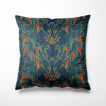 Kussen voor binnen en buiten met een elegante bloemenprint in wisteriastijl. De diep petrolblauwe achtergrond wordt versierd met verfijnde bloemen en bladeren in oranje, okergeel, donkergroen en nachtblauw. De symmetrische compositie en het rijke kleurenpalet geven dit kussen een chique, botanische uitstraling – een sfeervolle blikvanger voor je bank, stoel of loungeset, binnen of in de tuin.