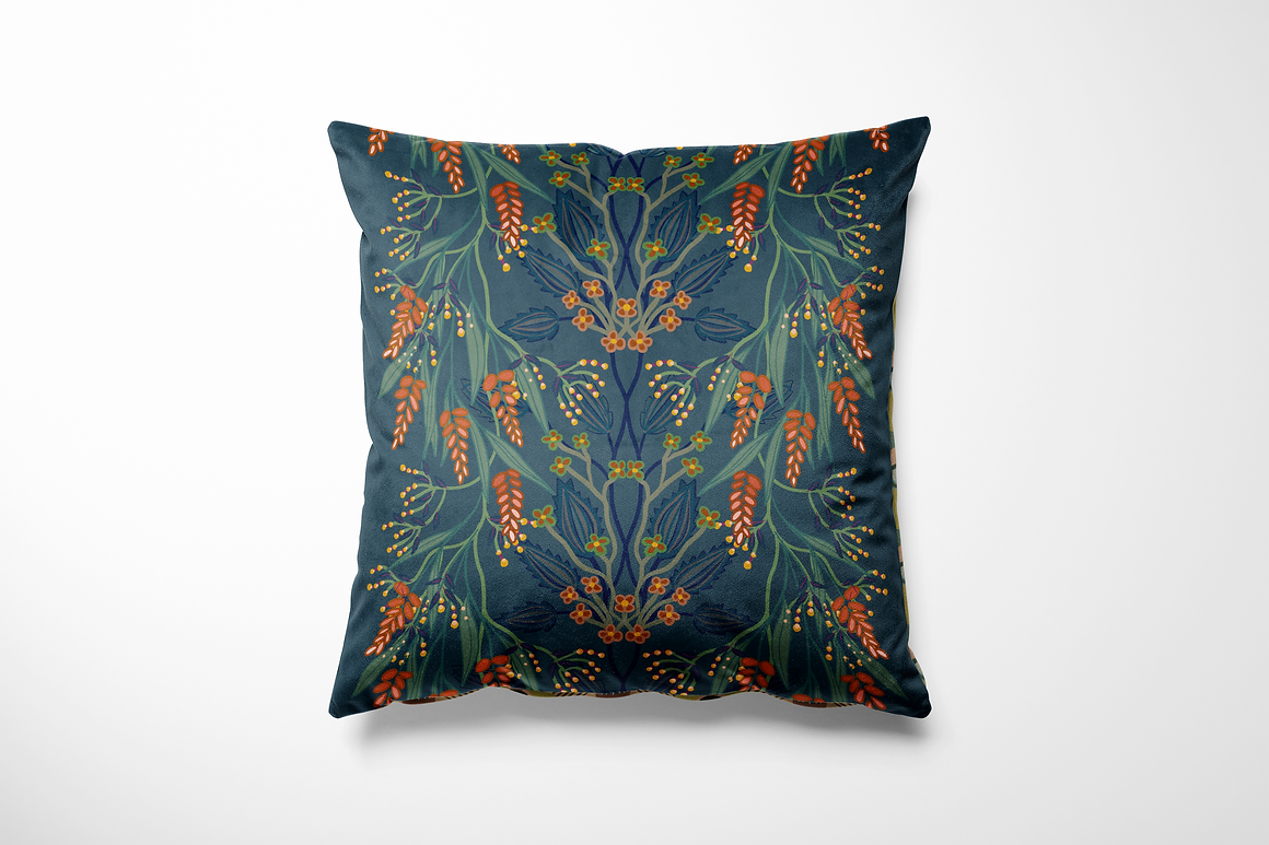 Kussen voor binnen en buiten met een elegante bloemenprint in wisteriastijl. De diep petrolblauwe achtergrond wordt versierd met verfijnde bloemen en bladeren in oranje, okergeel, donkergroen en nachtblauw. De symmetrische compositie en het rijke kleurenpalet geven dit kussen een chique, botanische uitstraling – een sfeervolle blikvanger voor je bank, stoel of loungeset, binnen of in de tuin.
