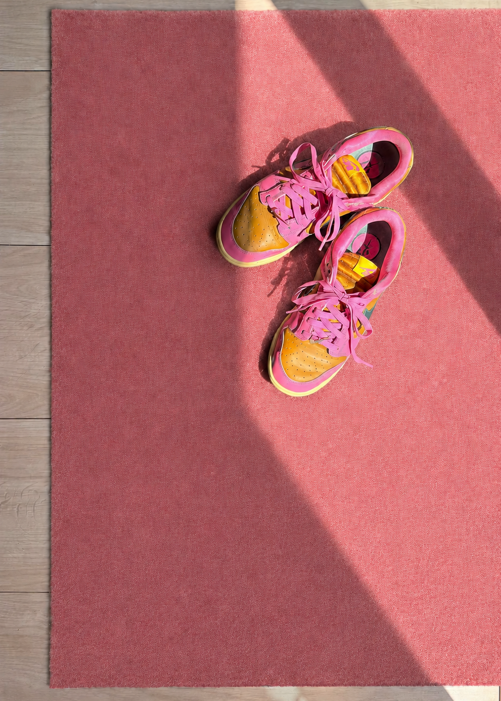 Mauve deurmat met Nike sneakers