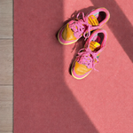 Mauve deurmat met Nike sneakers