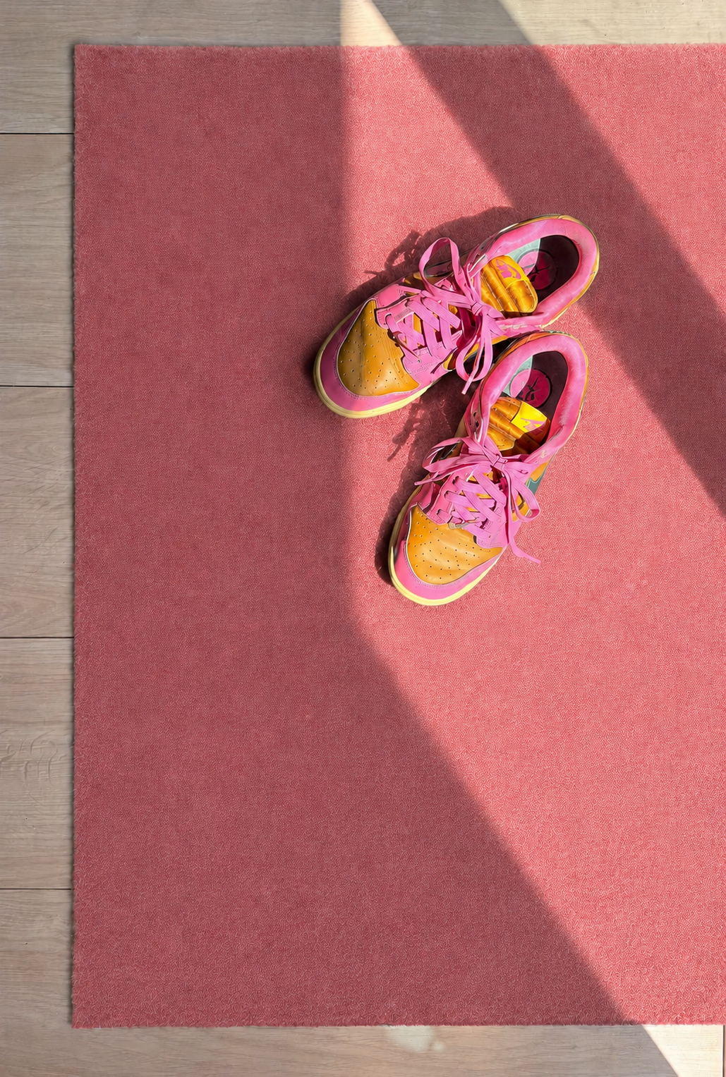 Mauve deurmat met Nike sneakers