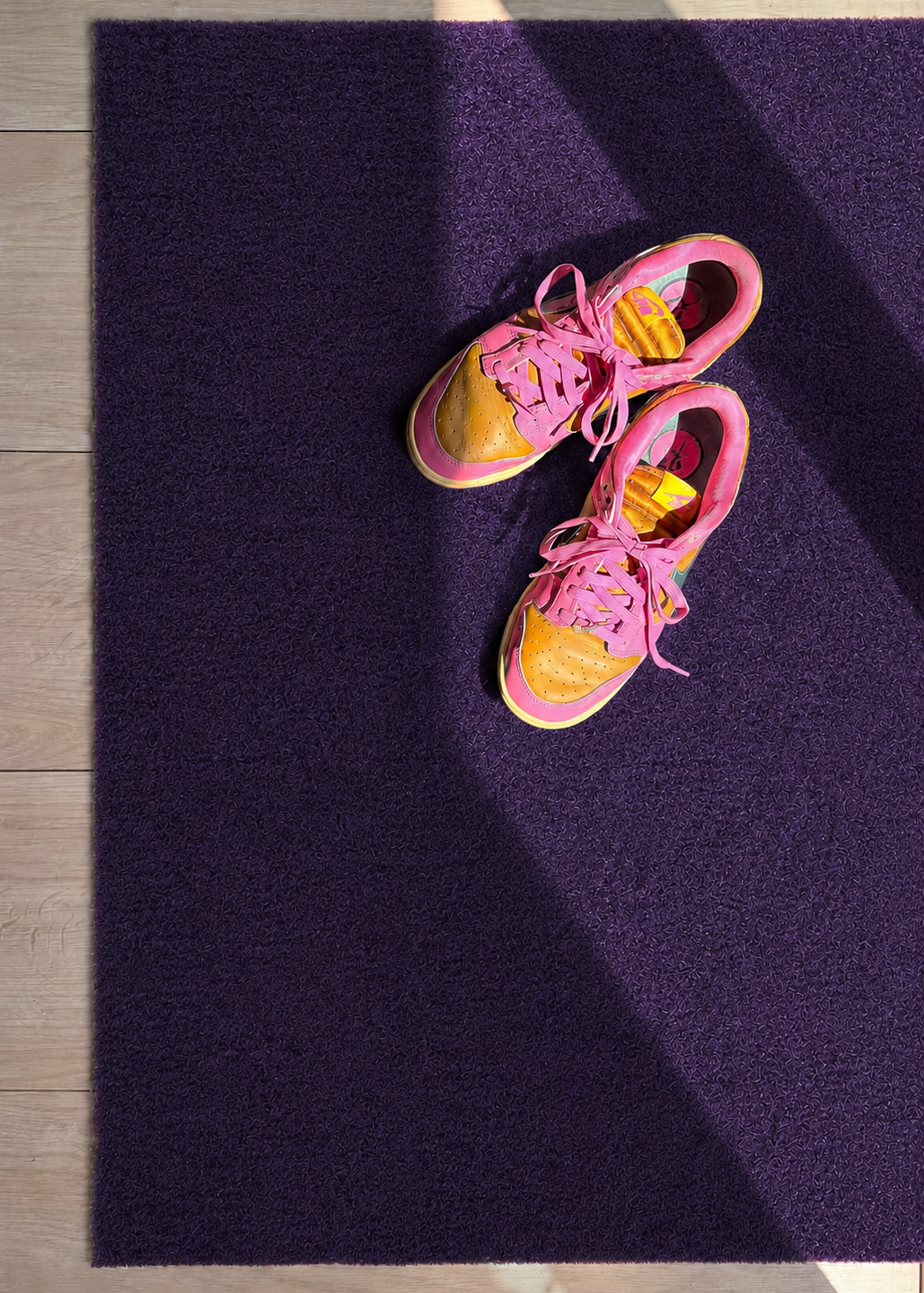 Berry Noir deurmat met Nike sneakers