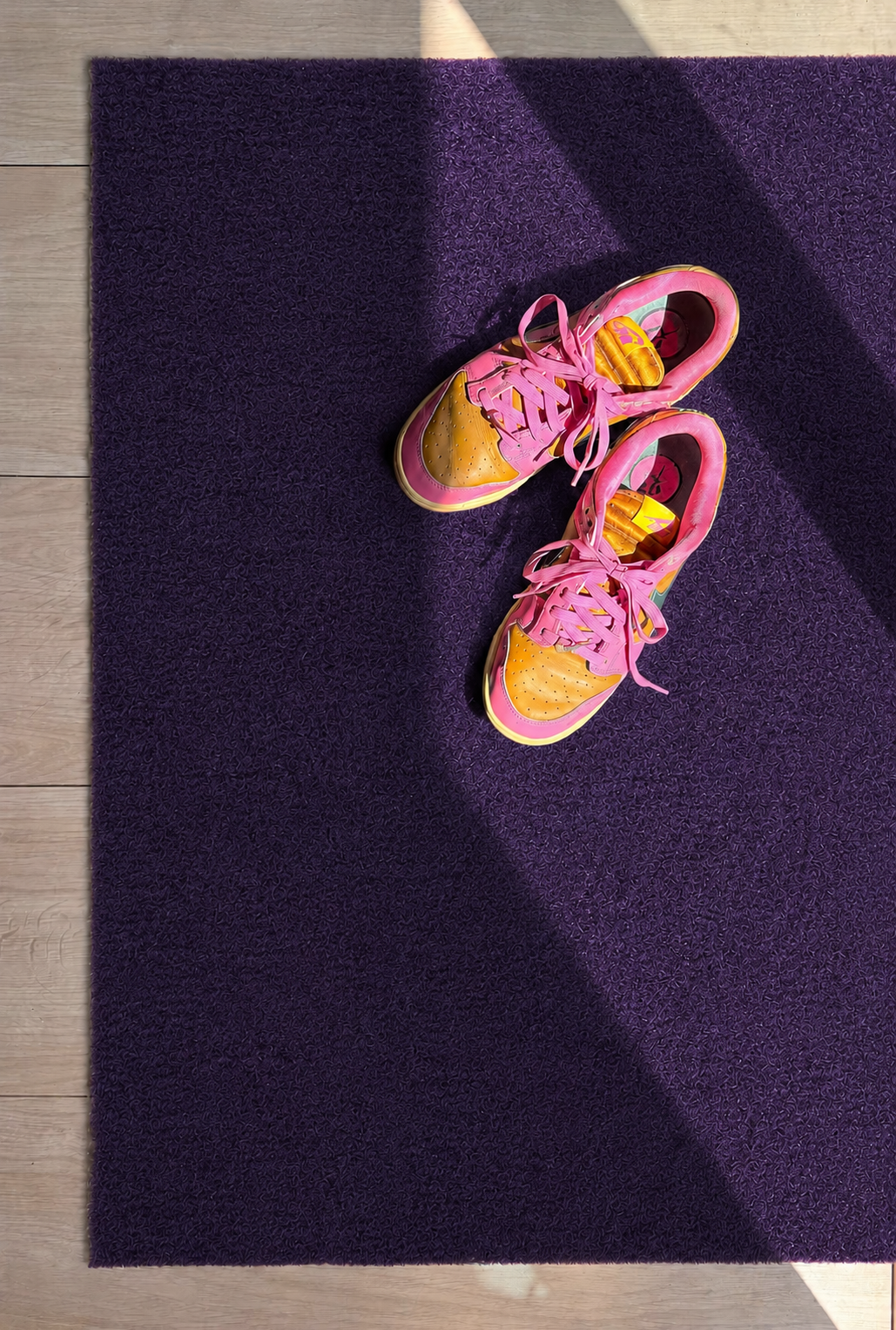 Berry Noir deurmat met Nike sneakers
