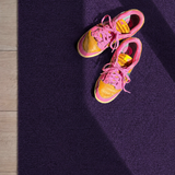 Berry Noir deurmat met Nike sneakers