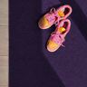 Berry Noir deurmat met Nike sneakers