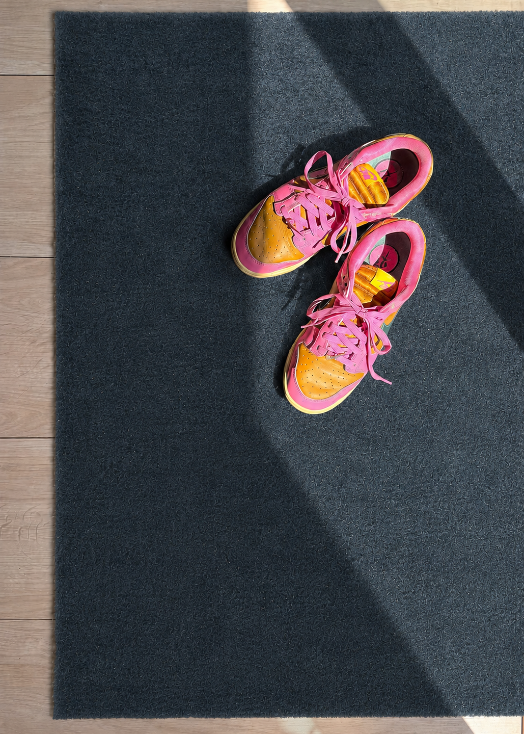 Moerasgroene deurmat met Nike schoenen