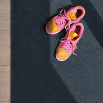 Moerasgroene deurmat met Nike schoenen