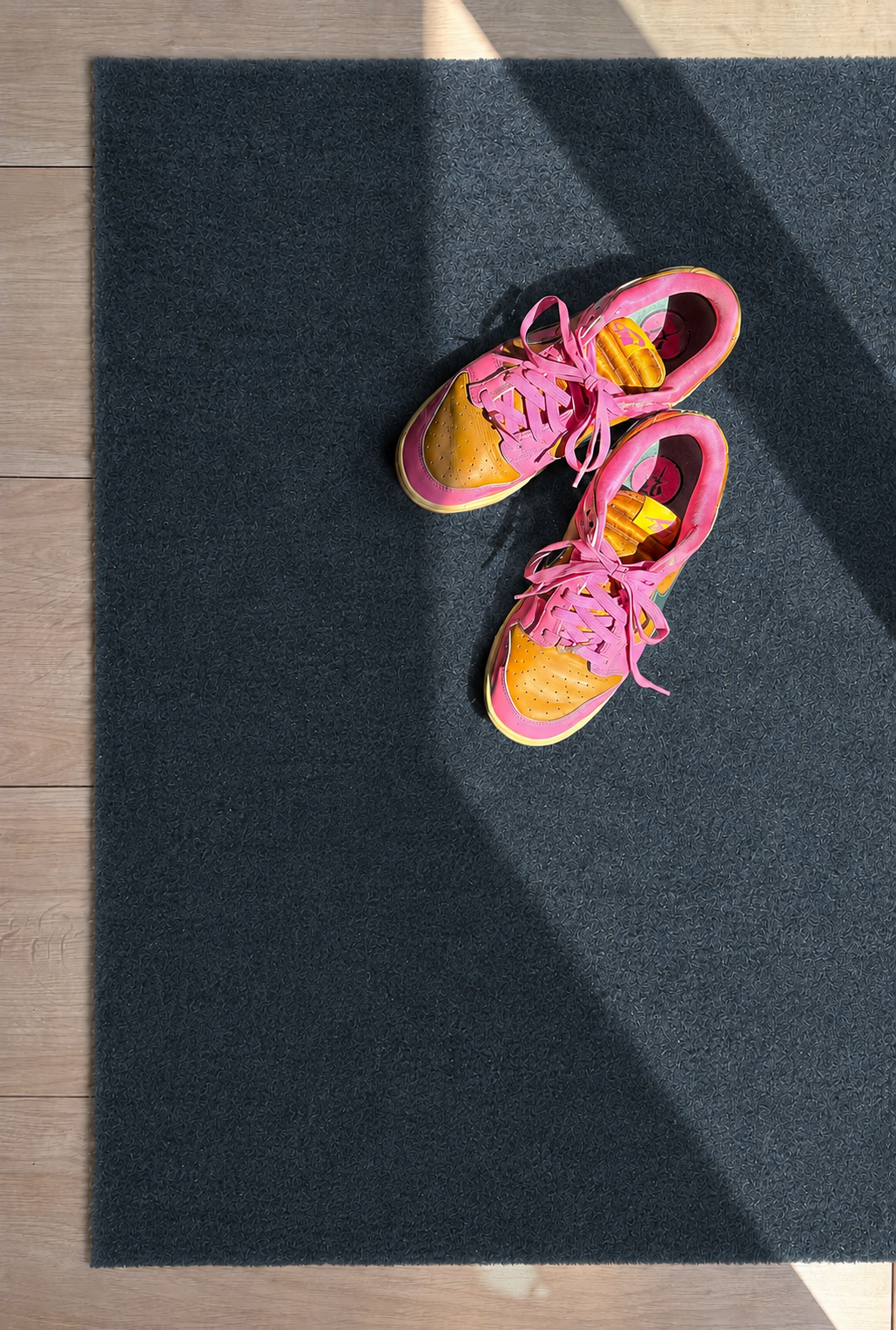 Moerasgroene deurmat met Nike schoenen