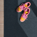 Moerasgroene deurmat met Nike schoenen
