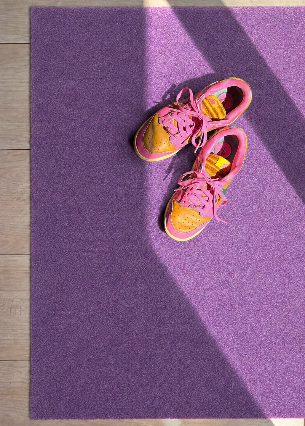Lavender deurmat met Nike sneakers