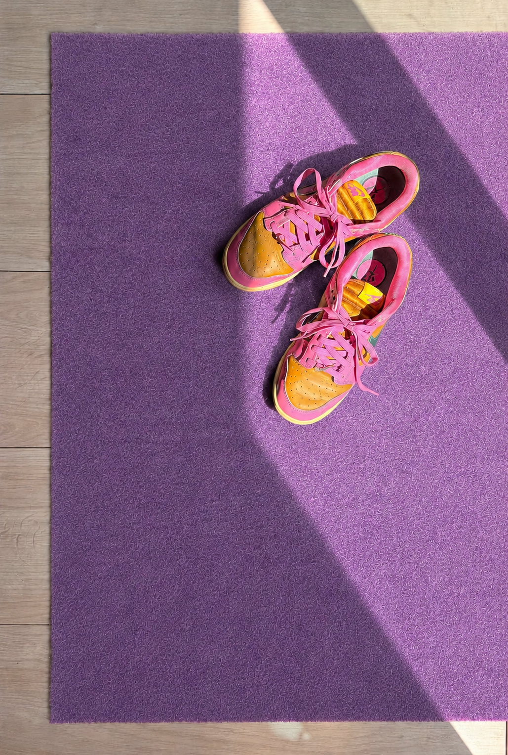 Lavender deurmat met Nike sneakers