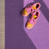 Lavender deurmat met Nike sneakers