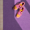 Lavender deurmat met Nike sneakers
