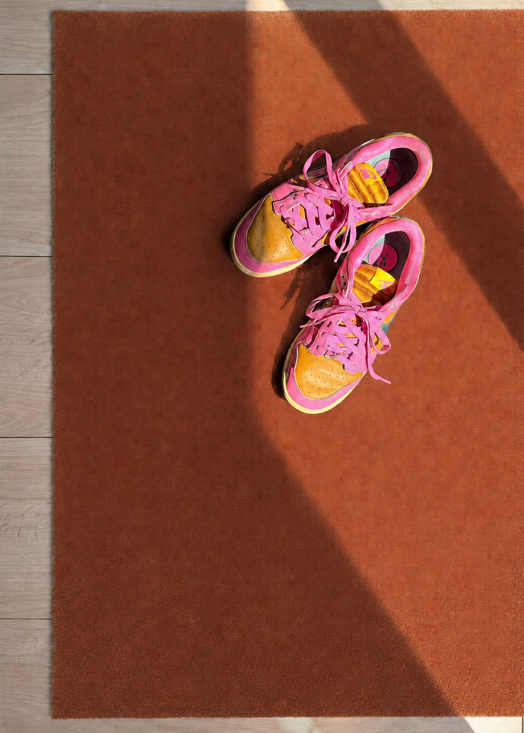 Toastkleurige deurmat met Nike sneakers