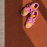 Toastkleurige deurmat met Nike sneakers