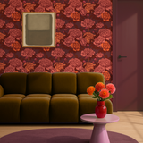 Illustratief bloemenbehang met oranje pioenen op een donkeroranje achtergrond. Warm, vol diepte en perfect voor een herfstig interieur.