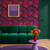 Zomerbehang met roze pioenrozen op een paarse ondergrond. Romantisch en rijk, alsof je naar een bloeiende tuin in avondlicht kijkt.