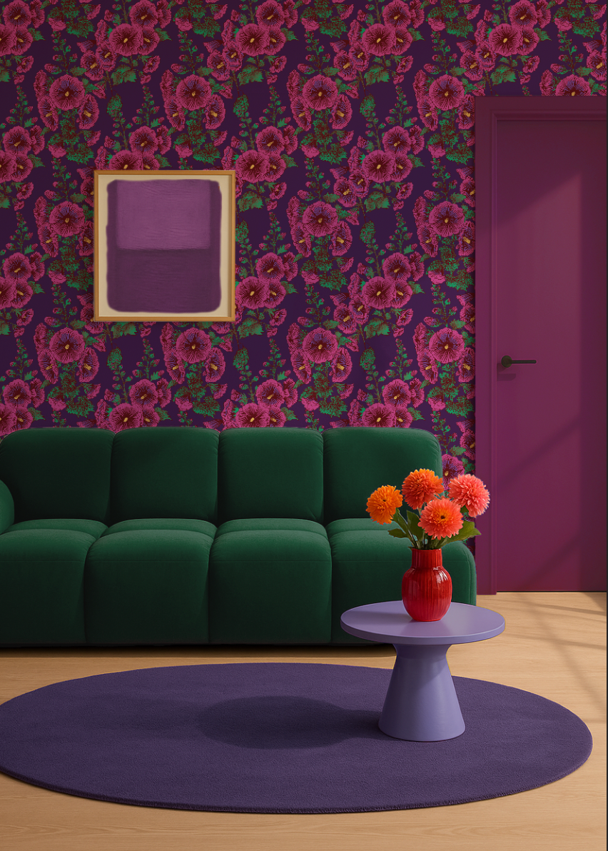 Behang met roze stokrozen op een diepe paarse ondergrond. Een zomerse, vrolijke print vol kleur en Franse straatjescharme.