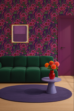 Behang met roze stokrozen op een diepe paarse ondergrond. Een zomerse, vrolijke print vol kleur en Franse straatjescharme.