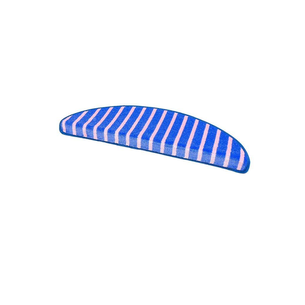 Stripe design trapmat in marineblauw met grafisch streep patroon