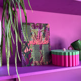 Verjaardagskalender van Studio LilaLine met twaalf kleurrijke, illustratieve pagina’s – elke maand is versierd met een unieke print uit de LilaLine-collectie, van bloemen en fantasiedieren tot grafische patronen in vrolijke kleuren. De kalender is sfeervol en speels, met voldoende ruimte om verjaardagen en speciale momenten op te schrijven. Een echte blikvanger aan de muur, het hele jaar door.