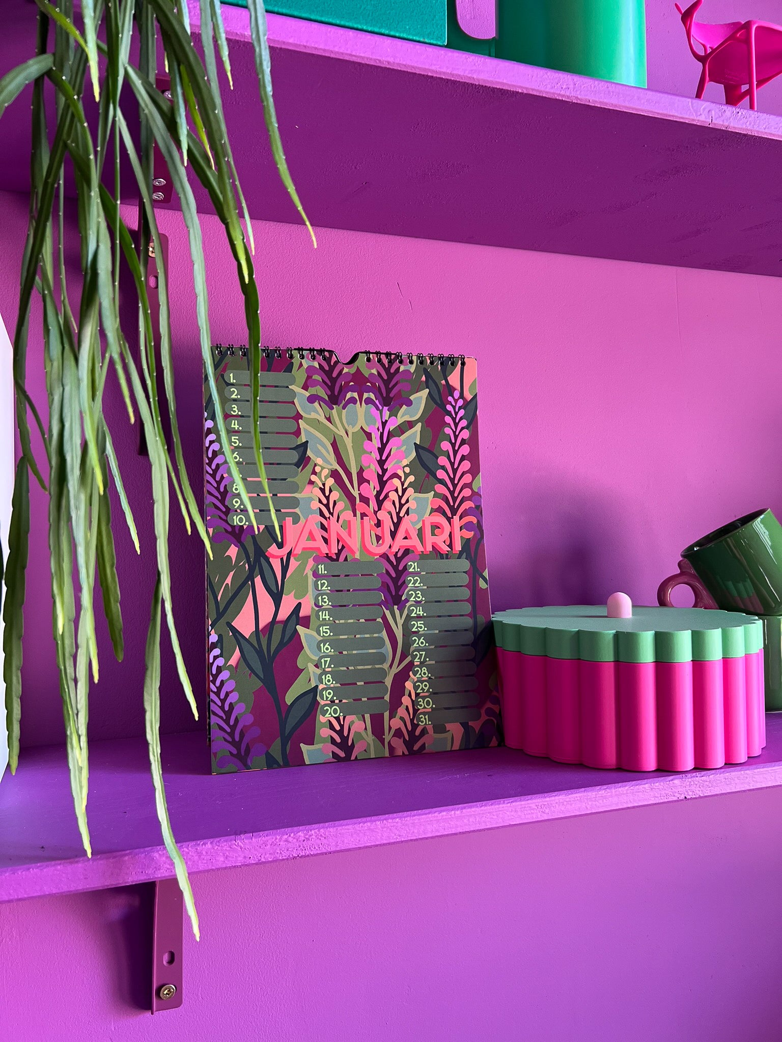 Verjaardagskalender van Studio LilaLine met twaalf kleurrijke, illustratieve pagina’s – elke maand is versierd met een unieke print uit de LilaLine-collectie, van bloemen en fantasiedieren tot grafische patronen in vrolijke kleuren. De kalender is sfeervol en speels, met voldoende ruimte om verjaardagen en speciale momenten op te schrijven. Een echte blikvanger aan de muur, het hele jaar door.