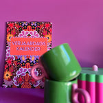 Verjaardagskalender van Studio LilaLine met twaalf kleurrijke, illustratieve pagina’s – elke maand is versierd met een unieke print uit de LilaLine-collectie, van bloemen en fantasiedieren tot grafische patronen in vrolijke kleuren. De kalender is sfeervol en speels, met voldoende ruimte om verjaardagen en speciale momenten op te schrijven. Een echte blikvanger aan de muur, het hele jaar door.