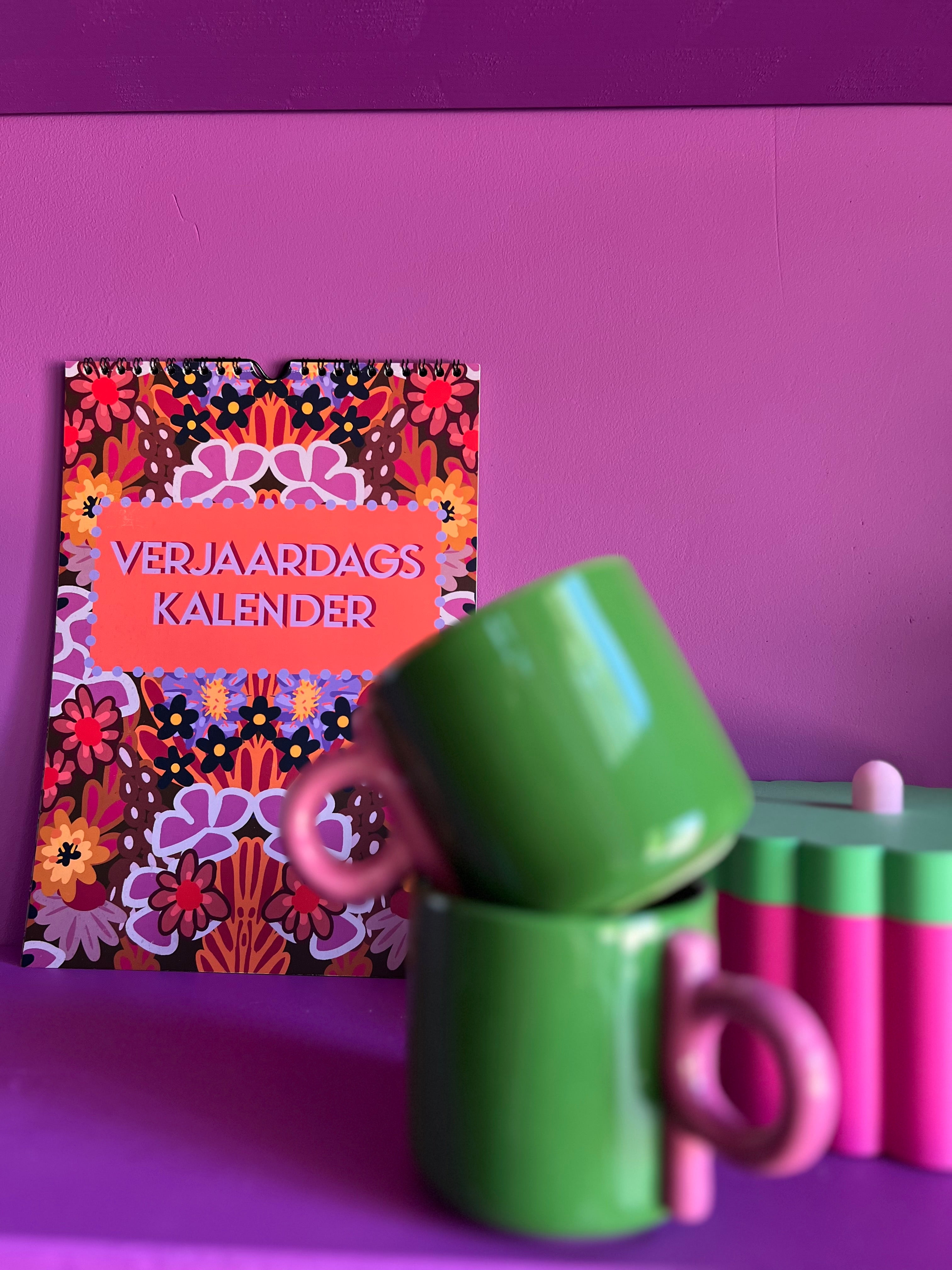 Verjaardagskalender van Studio LilaLine met twaalf kleurrijke, illustratieve pagina’s – elke maand is versierd met een unieke print uit de LilaLine-collectie, van bloemen en fantasiedieren tot grafische patronen in vrolijke kleuren. De kalender is sfeervol en speels, met voldoende ruimte om verjaardagen en speciale momenten op te schrijven. Een echte blikvanger aan de muur, het hele jaar door.
