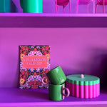 Verjaardagskalender van Studio LilaLine met twaalf kleurrijke, illustratieve pagina’s – elke maand is versierd met een unieke print uit de LilaLine-collectie, van bloemen en fantasiedieren tot grafische patronen in vrolijke kleuren. De kalender is sfeervol en speels, met voldoende ruimte om verjaardagen en speciale momenten op te schrijven. Een echte blikvanger aan de muur, het hele jaar door.