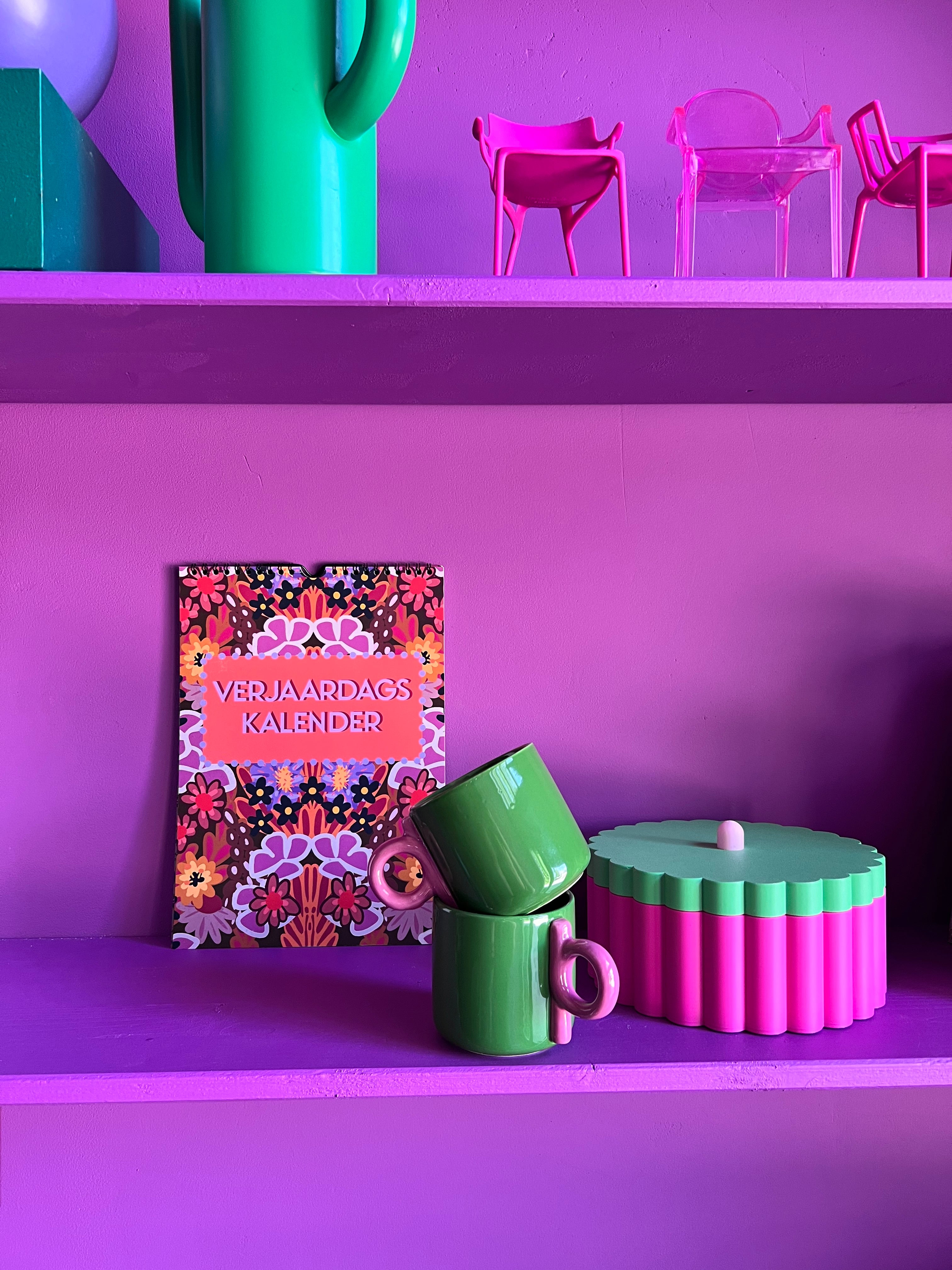 Verjaardagskalender van Studio LilaLine met twaalf kleurrijke, illustratieve pagina’s – elke maand is versierd met een unieke print uit de LilaLine-collectie, van bloemen en fantasiedieren tot grafische patronen in vrolijke kleuren. De kalender is sfeervol en speels, met voldoende ruimte om verjaardagen en speciale momenten op te schrijven. Een echte blikvanger aan de muur, het hele jaar door.