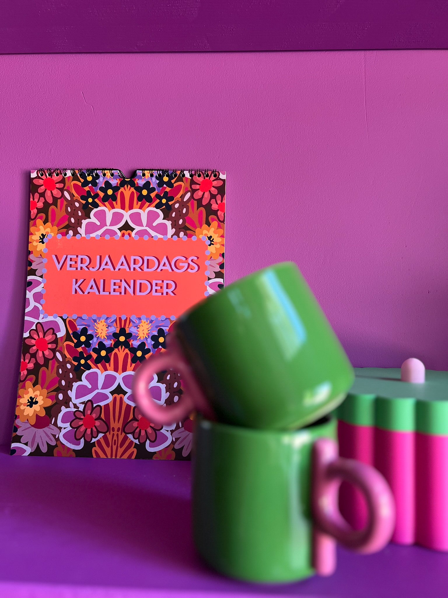 Verjaardagskalender van Studio LilaLine met twaalf kleurrijke, illustratieve pagina’s – elke maand is versierd met een unieke print uit de LilaLine-collectie, van bloemen en fantasiedieren tot grafische patronen in vrolijke kleuren. De kalender is sfeervol en speels, met voldoende ruimte om verjaardagen en speciale momenten op te schrijven. Een echte blikvanger aan de muur, het hele jaar door.