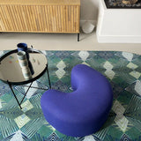 Luxe vloerkleed Diamond Petrol van Studio LilaLine met een grafisch diamantpatroon in diepe groentinten en petrolblauw – het kleed voelt zacht en stevig aan, en het patroon bestaat uit overlappende lijnen die doen denken aan edelstenen, strak en toch speels. Ideaal als opvallend middelpunt in een modern interieur.