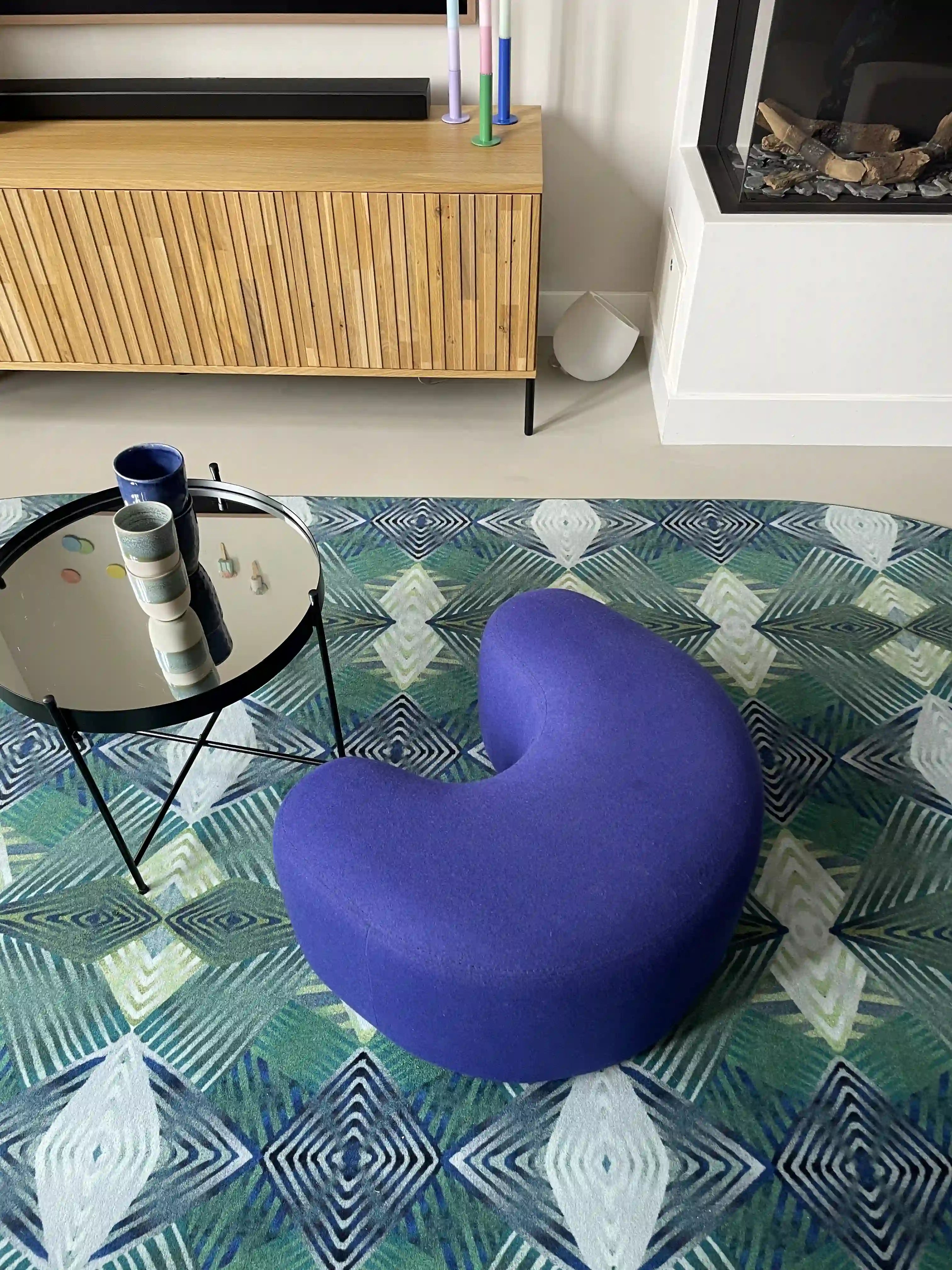 Luxe vloerkleed Diamond Petrol van Studio LilaLine met een grafisch diamantpatroon in diepe groentinten en petrolblauw – het kleed voelt zacht en stevig aan, en het patroon bestaat uit overlappende lijnen die doen denken aan edelstenen, strak en toch speels. Ideaal als opvallend middelpunt in een modern interieur.