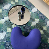 Luxe vloerkleed Diamond Petrol van Studio LilaLine met een grafisch diamantpatroon in diepe groentinten en petrolblauw – het kleed voelt zacht en stevig aan, en het patroon bestaat uit overlappende lijnen die doen denken aan edelstenen, strak en toch speels. Ideaal als opvallend middelpunt in een modern interieur.