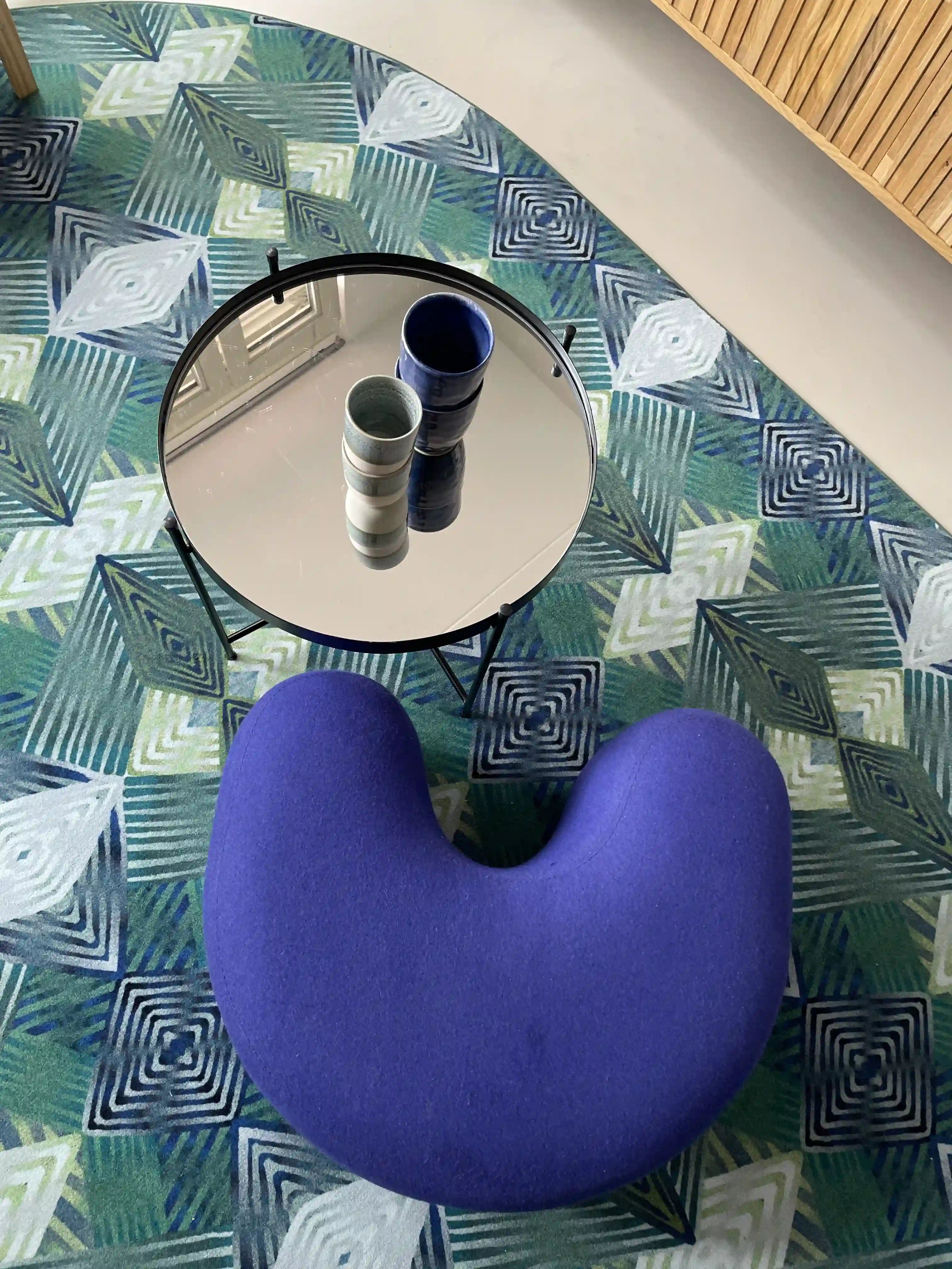 Luxe vloerkleed Diamond Petrol van Studio LilaLine met een grafisch diamantpatroon in diepe groentinten en petrolblauw – het kleed voelt zacht en stevig aan, en het patroon bestaat uit overlappende lijnen die doen denken aan edelstenen, strak en toch speels. Ideaal als opvallend middelpunt in een modern interieur.