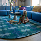 Luxe vloerkleed Diamond Petrol van Studio LilaLine met een grafisch diamantpatroon in diepe groentinten en petrolblauw – het kleed voelt zacht en stevig aan, en het patroon bestaat uit overlappende lijnen die doen denken aan edelstenen, strak en toch speels. Ideaal als opvallend middelpunt in een modern interieur.