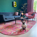 Luxe vloerkleed Diamond Pink van Studio LilaLine met een grafisch diamantpatroon in roze, groen en subtiele goudtinten – het kleed voelt zacht maar stevig aan, en het patroon bestaat uit ritmische vormen die in lagen over elkaar lijken te schuiven, alsof je naar een fonkelende caleidoscoop kijkt. De kleuren zijn warm, levendig en geven het kleed een rijke en speelse uitstraling.