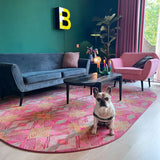 Luxe vloerkleed Diamond Pink van Studio LilaLine met een grafisch diamantpatroon in roze, groen en subtiele goudtinten – het kleed voelt zacht maar stevig aan, en het patroon bestaat uit ritmische vormen die in lagen over elkaar lijken te schuiven, alsof je naar een fonkelende caleidoscoop kijkt. De kleuren zijn warm, levendig en geven het kleed een rijke en speelse uitstraling.