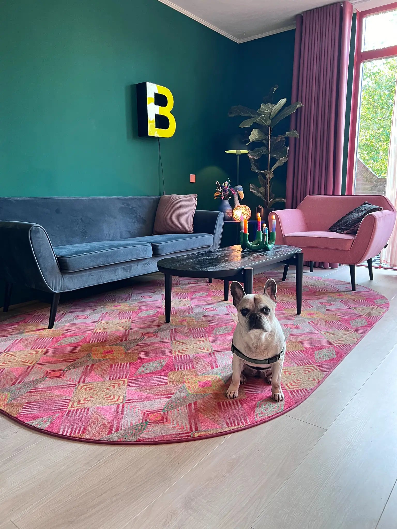 Luxe vloerkleed Diamond Pink van Studio LilaLine met een grafisch diamantpatroon in roze, groen en subtiele goudtinten – het kleed voelt zacht maar stevig aan, en het patroon bestaat uit ritmische vormen die in lagen over elkaar lijken te schuiven, alsof je naar een fonkelende caleidoscoop kijkt. De kleuren zijn warm, levendig en geven het kleed een rijke en speelse uitstraling.