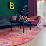 Luxe vloerkleed Diamond Pink van Studio LilaLine met een grafisch diamantpatroon in roze, groen en subtiele goudtinten – het kleed voelt zacht maar stevig aan, en het patroon bestaat uit ritmische vormen die in lagen over elkaar lijken te schuiven, alsof je naar een fonkelende caleidoscoop kijkt. De kleuren zijn warm, levendig en geven het kleed een rijke en speelse uitstraling.
