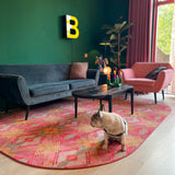 Luxe vloerkleed Diamond Pink van Studio LilaLine met een grafisch diamantpatroon in roze, groen en subtiele goudtinten – het kleed voelt zacht maar stevig aan, en het patroon bestaat uit ritmische vormen die in lagen over elkaar lijken te schuiven, alsof je naar een fonkelende caleidoscoop kijkt. De kleuren zijn warm, levendig en geven het kleed een rijke en speelse uitstraling.