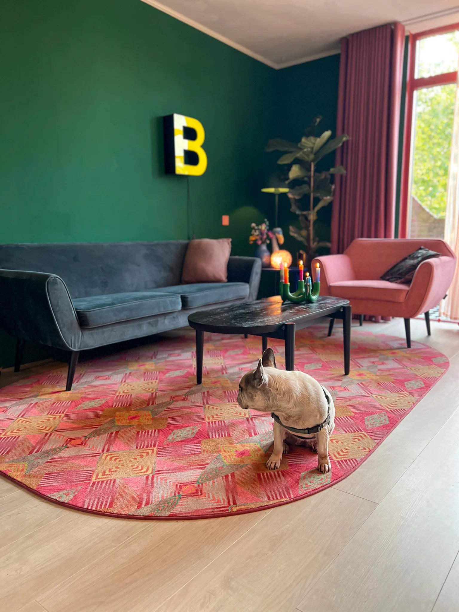 Luxe vloerkleed Diamond Pink van Studio LilaLine met een grafisch diamantpatroon in roze, groen en subtiele goudtinten – het kleed voelt zacht maar stevig aan, en het patroon bestaat uit ritmische vormen die in lagen over elkaar lijken te schuiven, alsof je naar een fonkelende caleidoscoop kijkt. De kleuren zijn warm, levendig en geven het kleed een rijke en speelse uitstraling.
