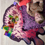 Unieke zitzak van Studio LilaLine met een kronkelend patroon in ton-sur-ton roze tinten – de abstracte lijnen geven een artistieke, rustige uitstraling die perfect past in een modern interieur of creatieve tuinhoek. De zitzak is gemaakt van stevige buitenstof, dus ook geschikt voor buitengebruik. Heerlijk om in weg te zakken en helemaal tot rust te komen.