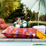 Zitzak van Studio LilaLine met een uitbundige bloemenprint in roze en oranje – de vrolijke bloemen lijken net open te springen en geven direct een zomerse, blije sfeer aan je huis of tuin. De zitzak is gemaakt van stevige buitenstof, dus perfect voor binnen én buiten chillen. Heerlijk om in weg te zakken tijdens een boek, dutje of zonnige middag.