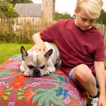 Comfortabele zitzak van Studio LilaLine met een spiegelende bloemenprint in frisgroene, roze en blauwe tinten – het patroon is sierlijk en symmetrisch, alsof twee bloemen elkaar weerspiegelen. Gemaakt van sterke, spatbestendige buitenstof, dus ideaal voor zowel binnen als buiten loungen. Deze zitzak brengt rust én kleur in elke ruimte.