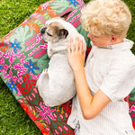 Comfortabele zitzak van Studio LilaLine met een spiegelende bloemenprint in frisgroene, roze en blauwe tinten – het patroon is sierlijk en symmetrisch, alsof twee bloemen elkaar weerspiegelen. Gemaakt van sterke, spatbestendige buitenstof, dus ideaal voor zowel binnen als buiten loungen. Deze zitzak brengt rust én kleur in elke ruimte.